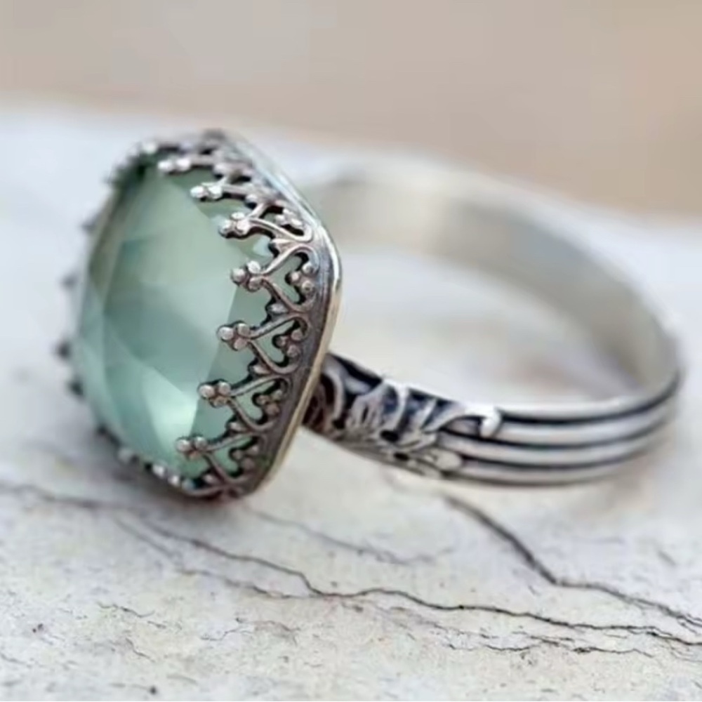 Vintage-Inspired Silver and Green Romantic Ring Size 8